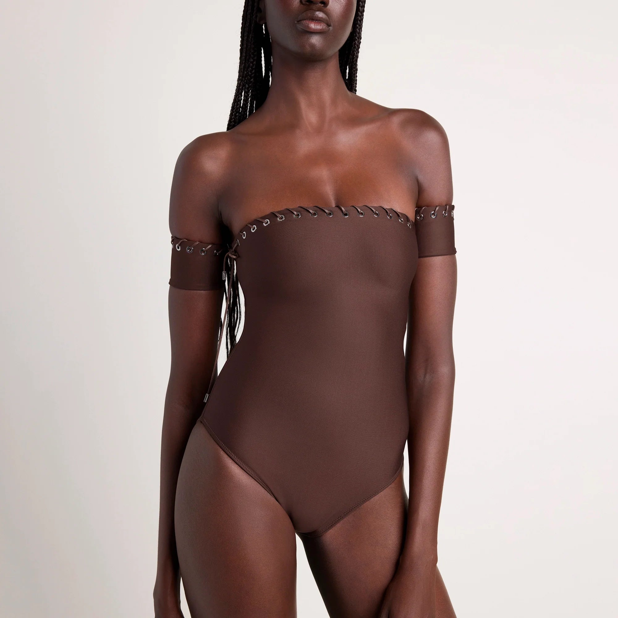 LUDOVIC DE SAINT SERNIN X SKIMS SKIMS BODY STRAPLESS BODYSUIT | COCOA