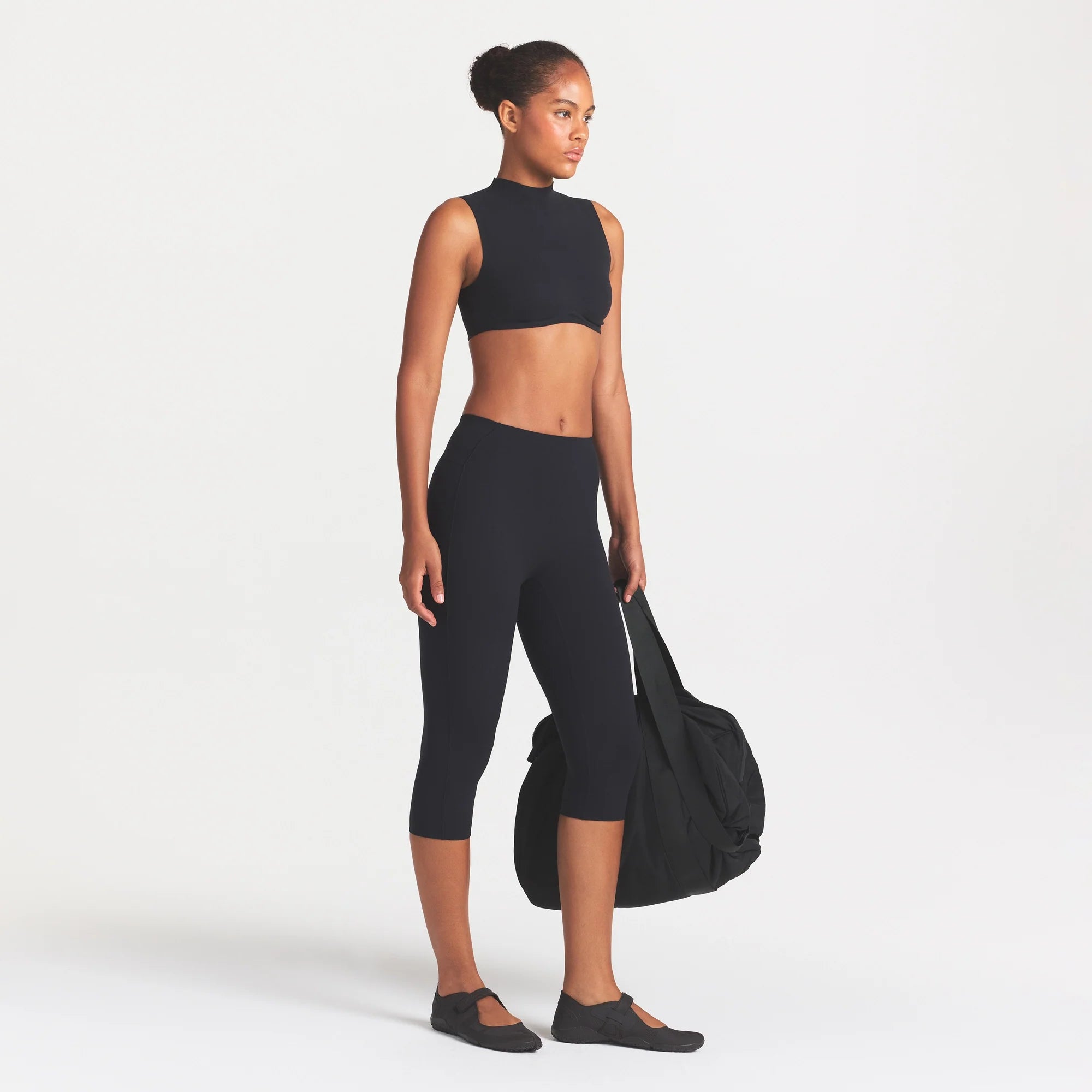 NikeSKIMS STUDIO STRETCH 17" CAPRI LEGGING | OBSIDIAN