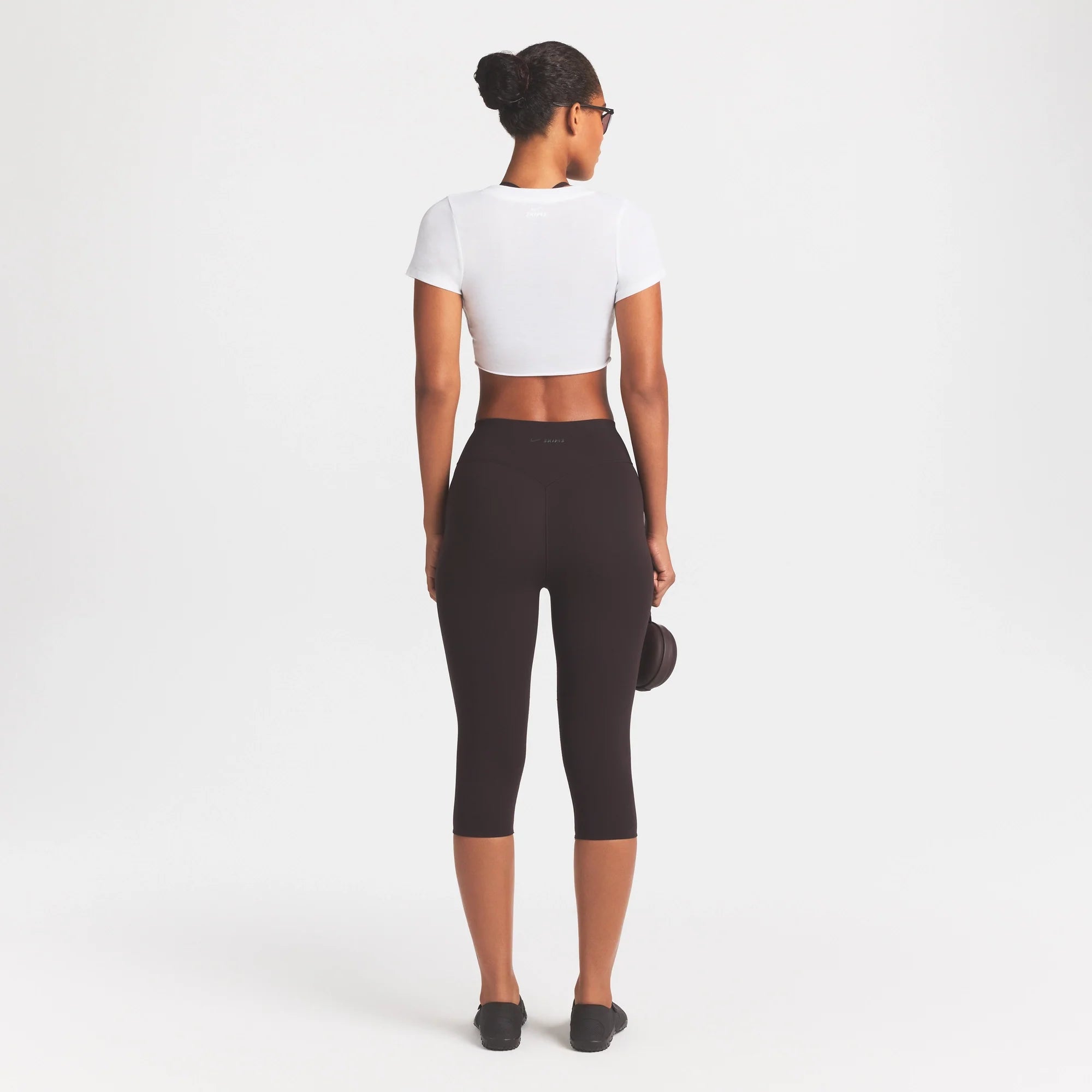 NikeSKIMS STUDIO STRETCH 17" CAPRI LEGGING | DARK ROAST