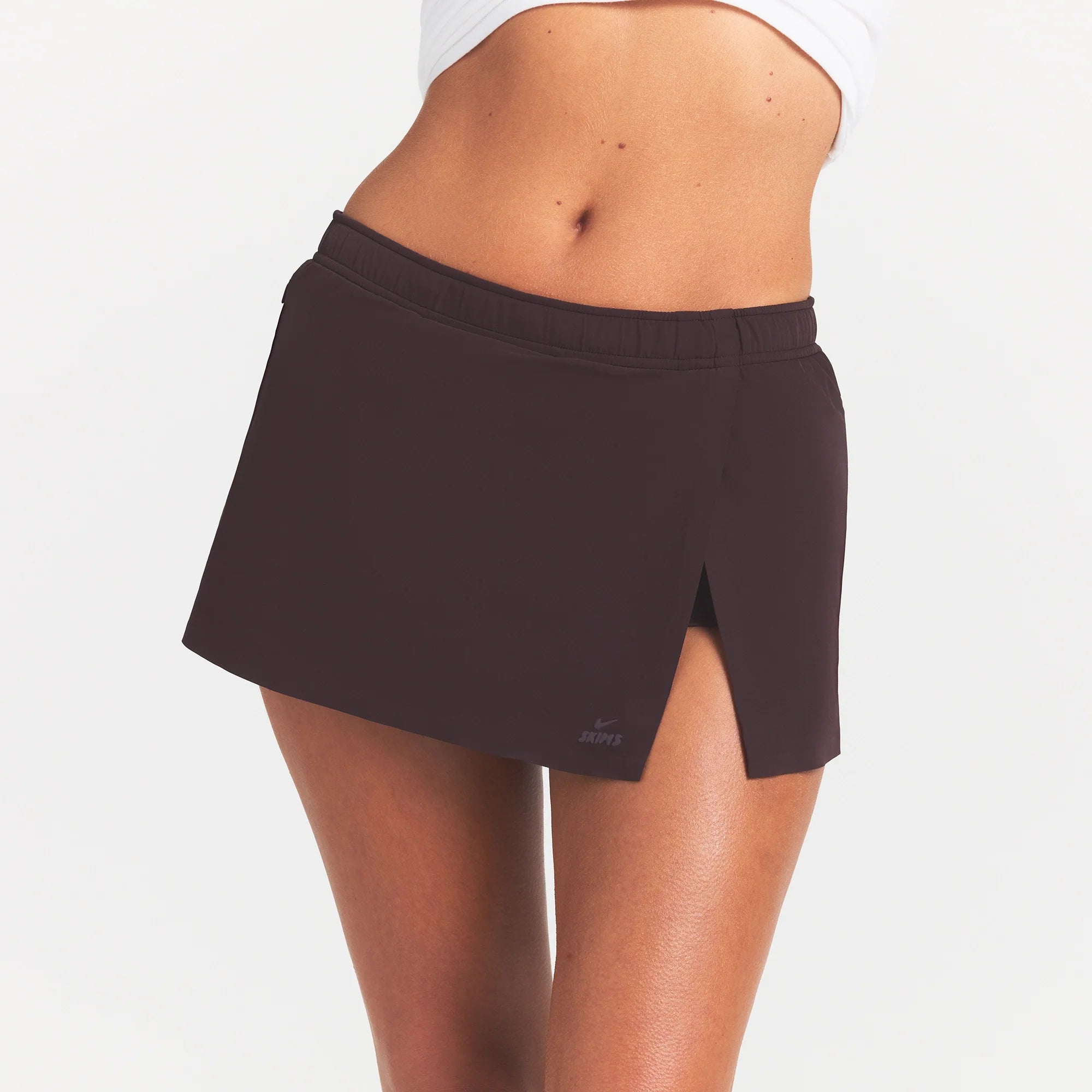 NikeSKIMS STRETCH NYLON SKORT | DARK ROAST
