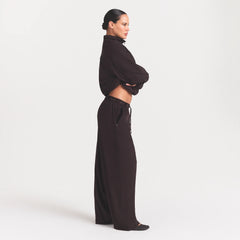 NikeSKIMS STRETCH NYLON OVERSIZED PANT | DARK ROAST