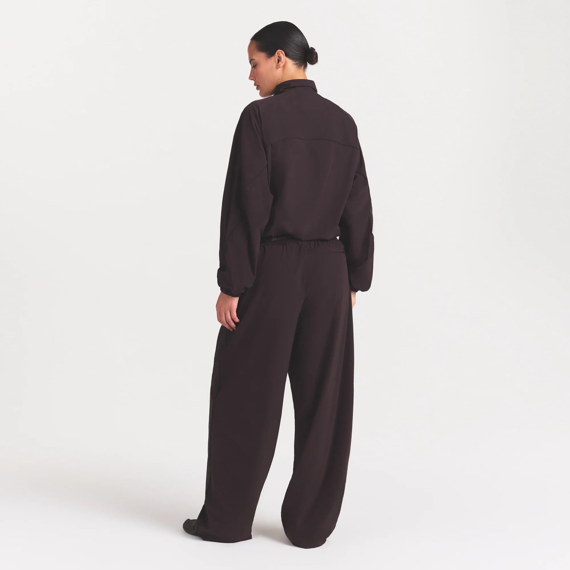 NikeSKIMS STRETCH NYLON OVERSIZED PANT | DARK ROAST