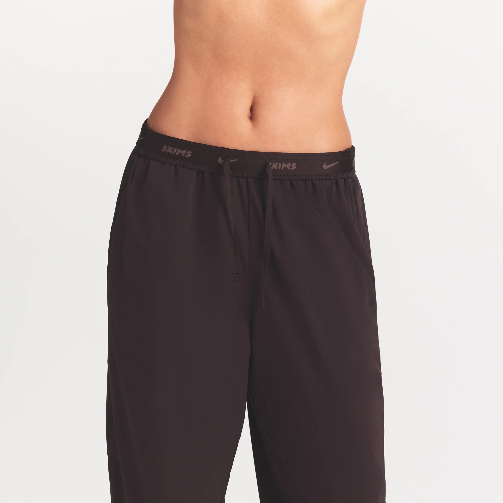 NikeSKIMS STRETCH NYLON OVERSIZED PANT | DARK ROAST