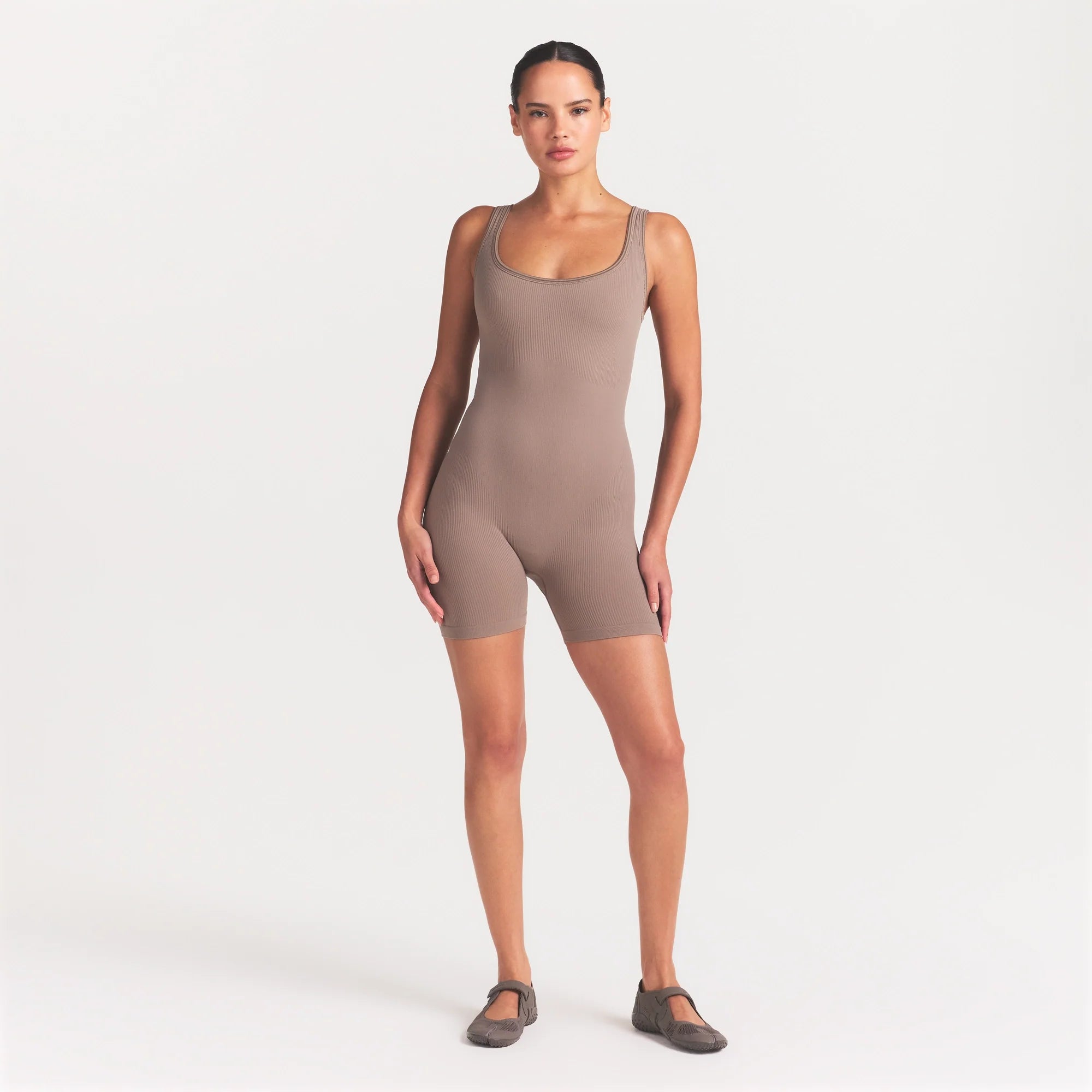 NikeSKIMS RIBBED SEAMLESS SCOOP 5" ONE PIECE | DRIFTWOOD