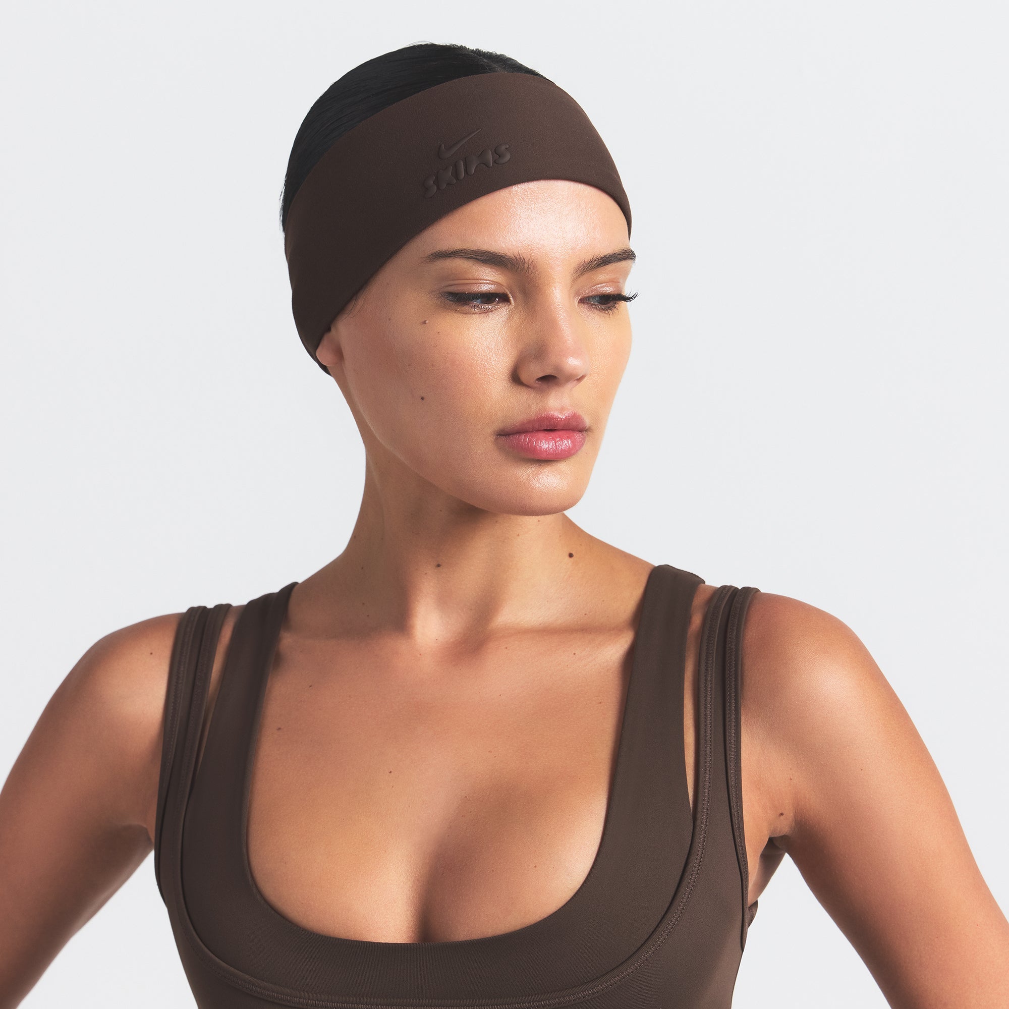 NikeSKIMS FURY ELEVATE HEADBAND | DARK SEPIA