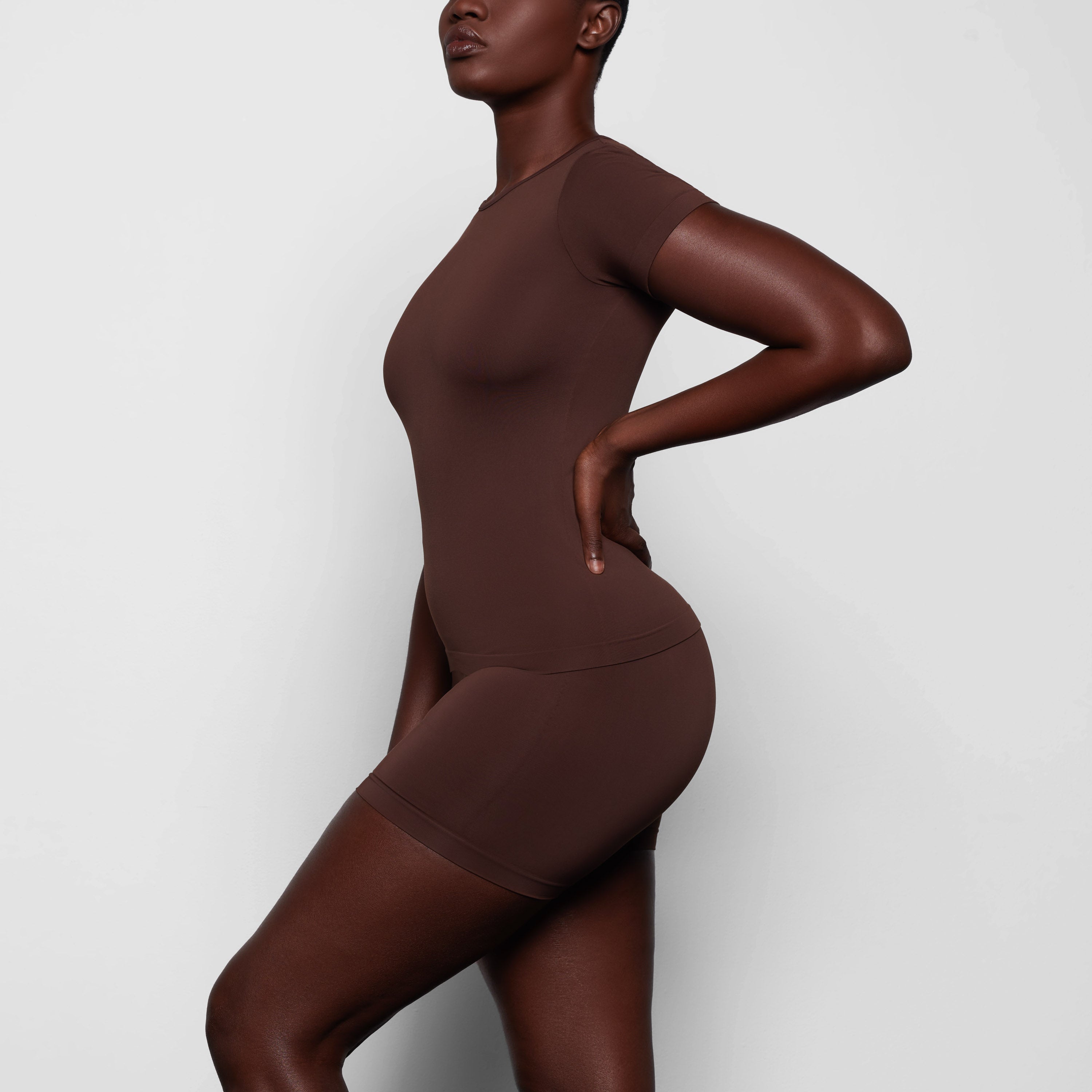 SOFT SMOOTHING SEAMLESS T-SHIRT | COCOA